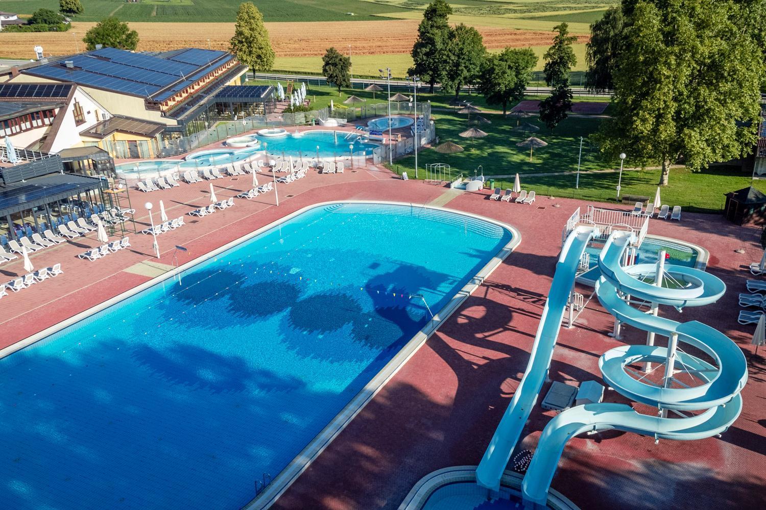 Terme Banovci - Hotel Zeleni Gaj ヴェルジェイ エクステリア 写真