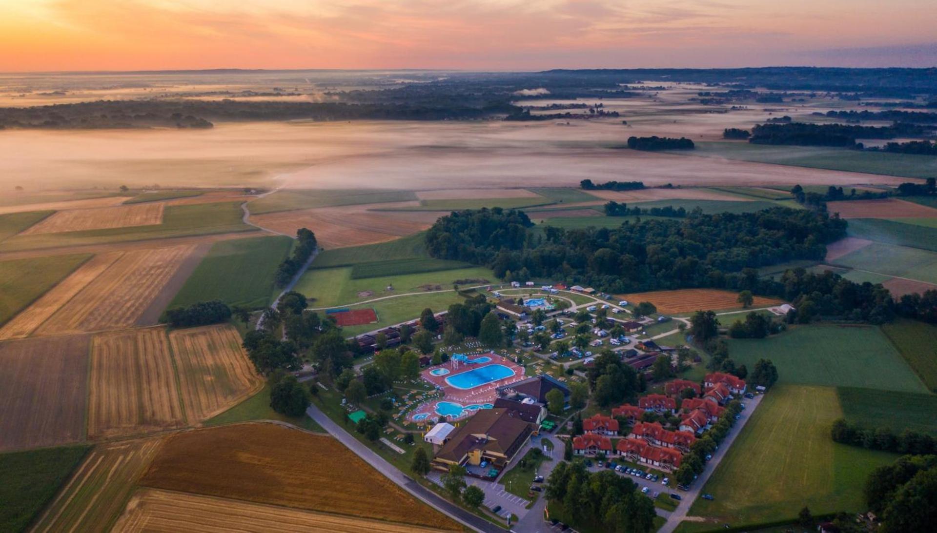 Terme Banovci - Hotel Zeleni Gaj ヴェルジェイ エクステリア 写真