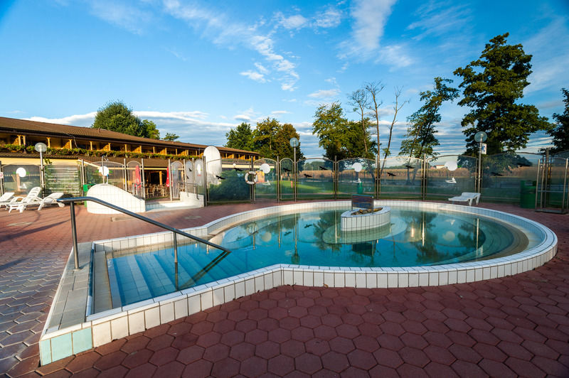 Terme Banovci - Hotel Zeleni Gaj ヴェルジェイ エクステリア 写真