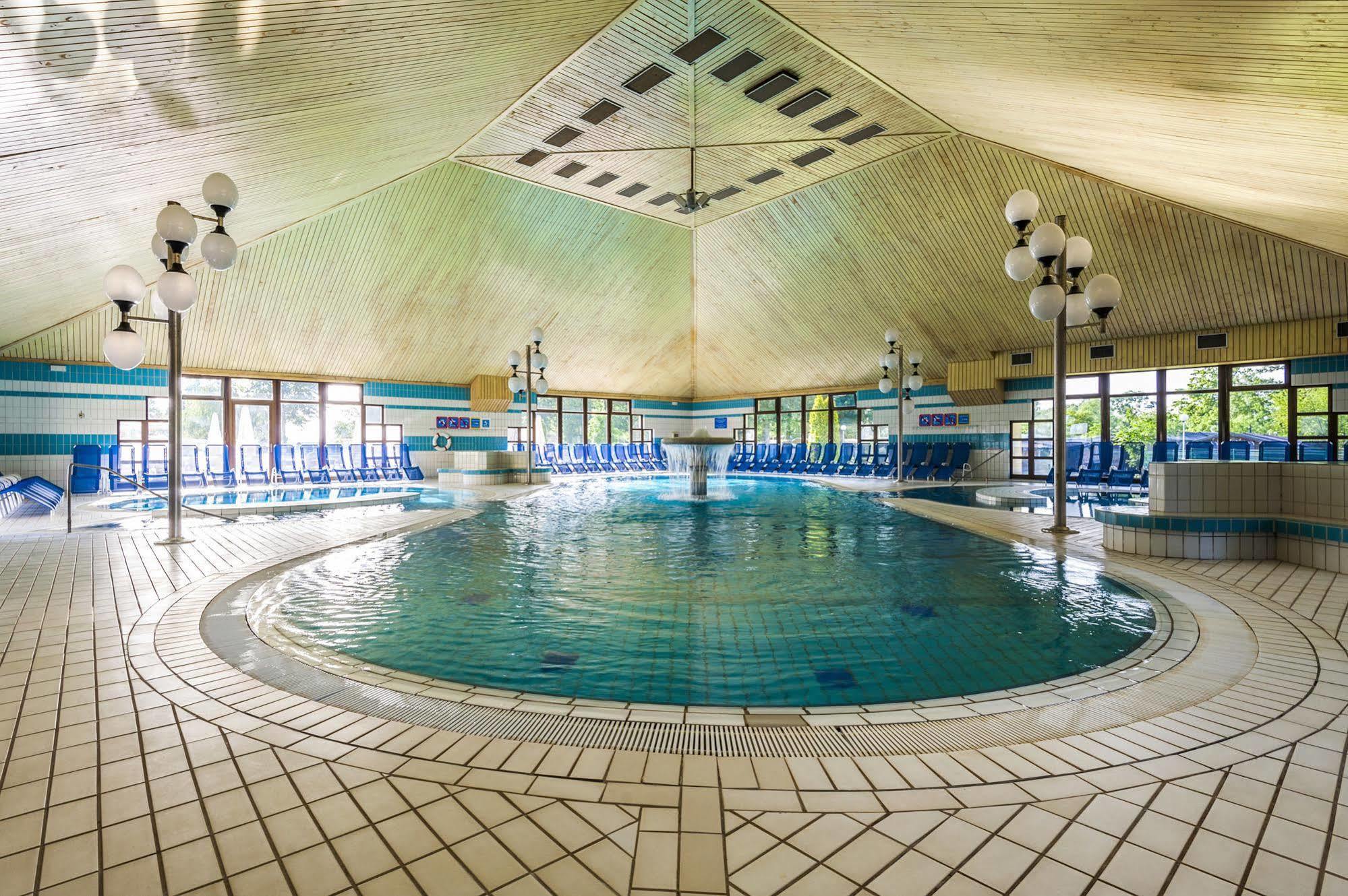 Terme Banovci - Hotel Zeleni Gaj ヴェルジェイ エクステリア 写真